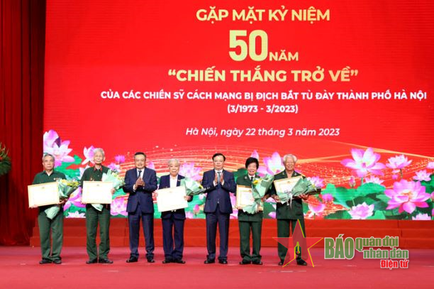 Hà Nội gặp mặt hơn 550 chiến sĩ cách mạng nhân kỷ niệm 50 năm “Chiến thắng trở về”